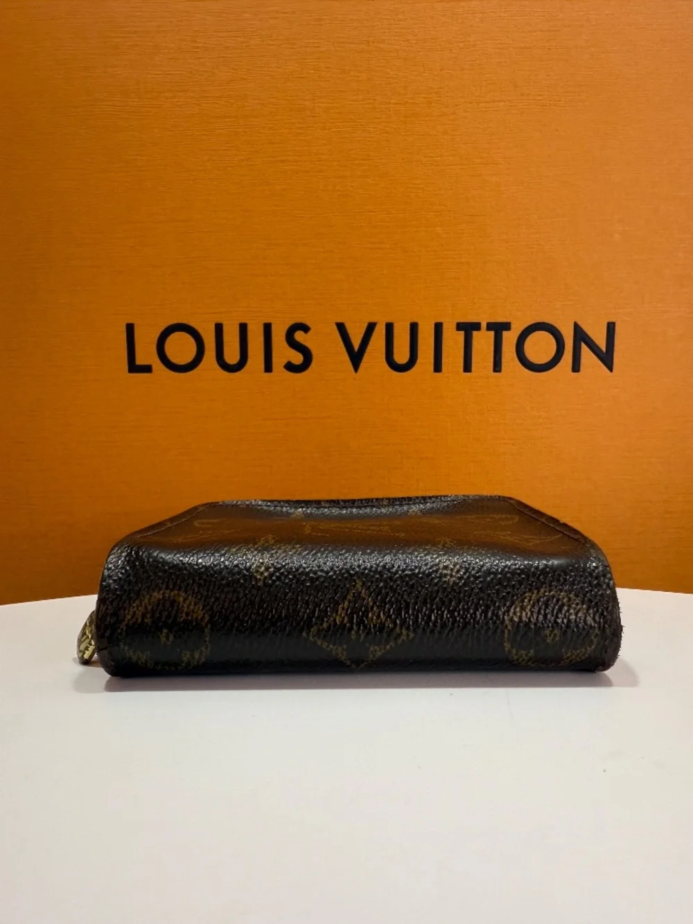 ICONIC LOUIS VUITTON BI-FOLD MONOGRAM WALLET!